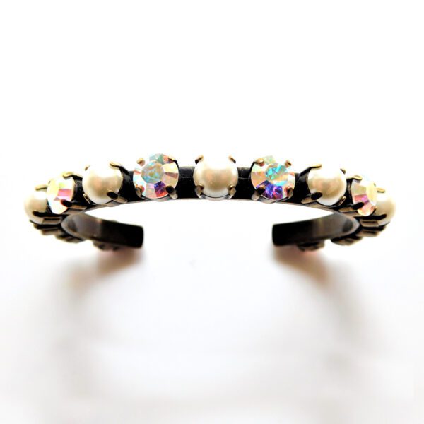 A close up of the side view of a bracelet